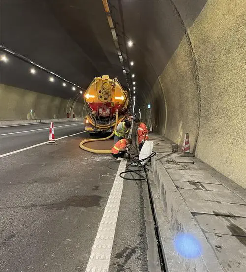 西山隧道排水渠清淤